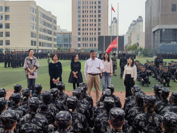 新甫京慰问承训教官及军训学生